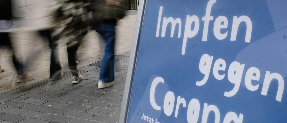 Ein Aufsteller in Leipzig wirbt für die Corona-Impfung.