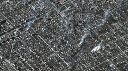 Ein Satellitenbild zeigt brennende Gebäude in Mariupol am 22. März.