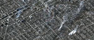 Ein Satellitenbild zeigt brennende Gebäude in Mariupol am 22. März.