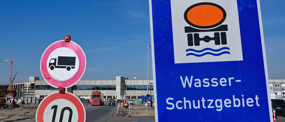 Ein Verkehrsschild mit der Aufschrift «Wasser-Schutzgebiet» steht vor der Baustelle der Tesla Fabrik Berlin Brandenburg.