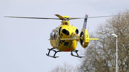 Der zweijährige Junge wurde mit einem Rettungshubschrauber in ein Krankenhaus gebracht und notoperiert, erlag jedoch in der Nacht auf Montag seinen Verletzungen, wie die Polizei bestätigte.