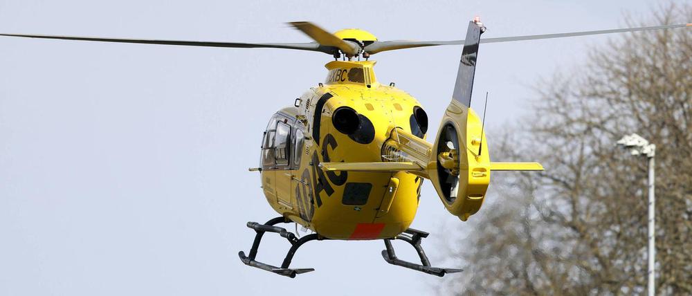 Der zweijährige Junge wurde mit einem Rettungshubschrauber in ein Krankenhaus gebracht und notoperiert, erlag jedoch in der Nacht auf Montag seinen Verletzungen, wie die Polizei bestätigte.