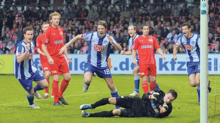 Niemeyer erzielte im September 2010 den ersten Pflichtspieltreffer in einem Derby zwischen Hertha und Union.