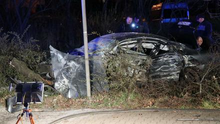 Das Auto und ein Bus der Berliner Verkehrsbetriebe (BVG) sind in der Nacht zu Donnerstag in Marzahn zusammengestoßen.