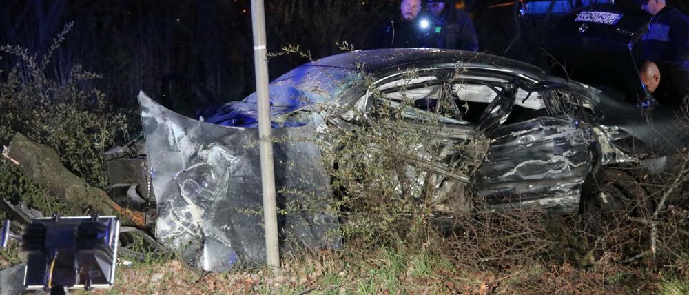 Das Auto und ein Bus der Berliner Verkehrsbetriebe (BVG) sind in der Nacht zu Donnerstag in Marzahn zusammengestoßen.