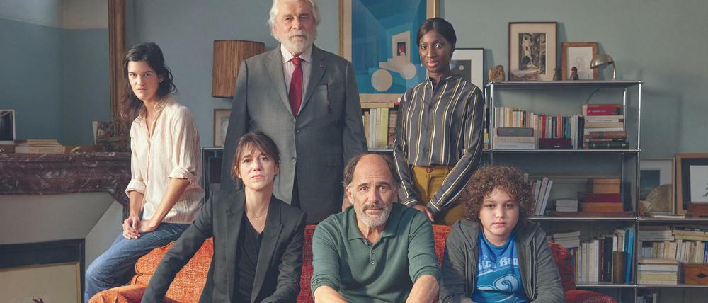 Therapeut Philippe Dayan (Frédéric Pierrot, vorne Mitte) mit seinen Klienten und der neuen Supervisorin Claire (Charlotte Gainsbourg, vorne links). 