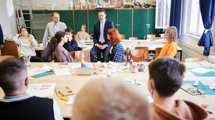 Berlins Bildungsstaatssekretär Alexander Slotty (SPD, 3.v.r) besuchte in der Vorwoche eine Willkommensklasse für ukrainische Schüler am WIlly-Graf-Gymnasium. Dort unterrichtet der geflüchtete Lehrer Andrii Tsybukh (2.v.l). 