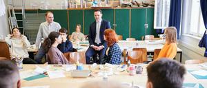 Berlins Bildungsstaatssekretär Alexander Slotty (SPD, 3.v.r) besuchte in der Vorwoche eine Willkommensklasse für ukrainische Schüler am WIlly-Graf-Gymnasium. Dort unterrichtet der geflüchtete Lehrer Andrii Tsybukh (2.v.l). 