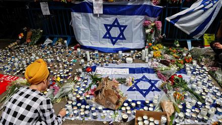 Eine israelische Frau gedenkt den Opfern des jüngsten Terroranschlags in Tel Aviv.