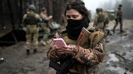 Ukrainische Soldaten erhalten über Chatbots Hinweise von Zivilisten über Aufenthaltsorte russischer Truppen.