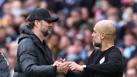 Jürgen Klopp (l.) und Pep Guardiola gratulieren sich nach dem Unentschieden.