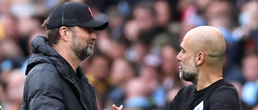 Jürgen Klopp (l.) und Pep Guardiola gratulieren sich nach dem Unentschieden.