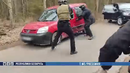 Belarussische Sicherheitskräfte nehmen mutmaßliche Saboteure fest. 