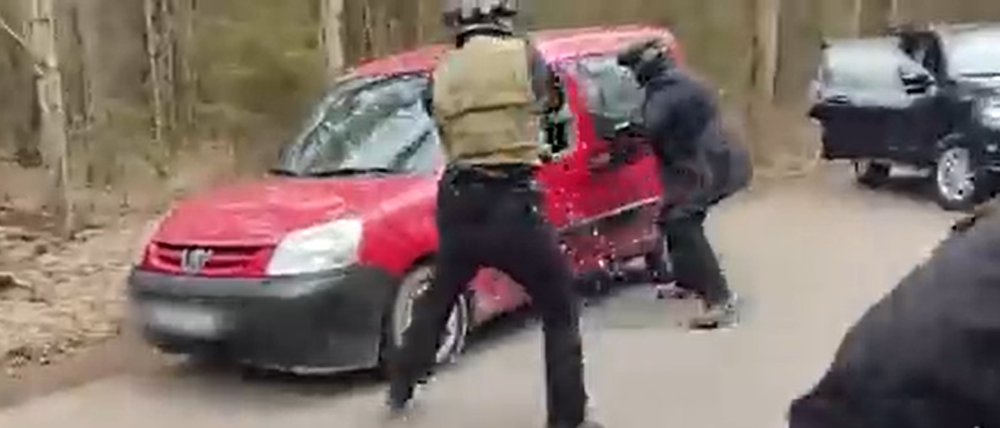 Belarussische Sicherheitskräfte nehmen mutmaßliche Saboteure fest.