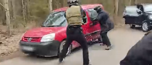 Belarussische Sicherheitskräfte nehmen mutmaßliche Saboteure fest. 