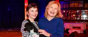 Bar-Damen. Meret Becker samt Pudel Taxi und Maren Kroymann in der Bar jeder Vernunft.