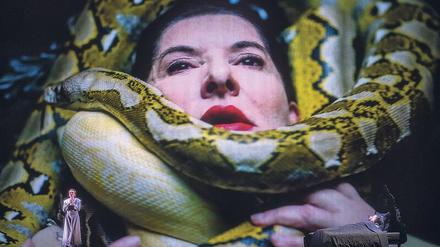 Im Würgegriff. Marina Abramović als Desdemona im Film und als träumende Callas im Bühnenbett.
