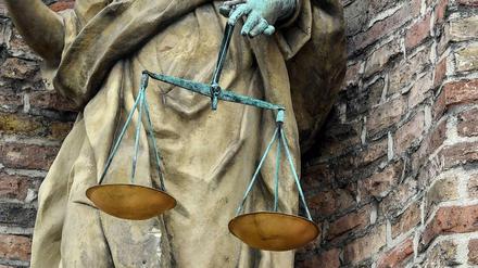 Dem 31-jährigen Beschuldigten wird Todschlag vorgeworfen. Vor Gericht schweigt er. 