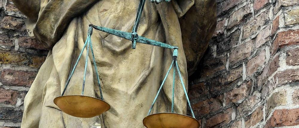 Dem 31-jährigen Beschuldigten wird Todschlag vorgeworfen. Vor Gericht schweigt er. 