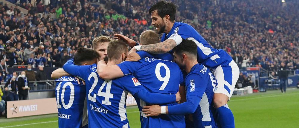 Mit dem 3:0 (1:0) über den 1. FC Heidenheim stürmte der FC Schalke 04 an die Zweitliga-Tabellenspitze. 