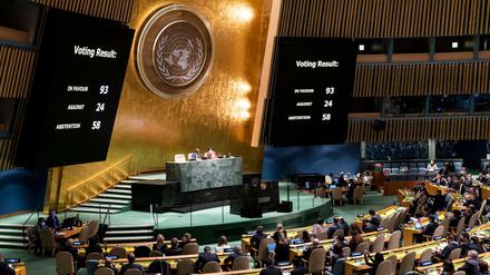 Ergebnis der Abstimmung über die Suspendierung der Mitgliedschaft Russlands auf der Anzeige der UN-Generalversammlung in New York