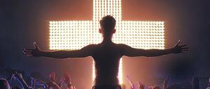 Zur „Passion“ gehört die Prozession, bei der ein Leuchtkreuz durch die Essener Innenstadt getragen wird. 