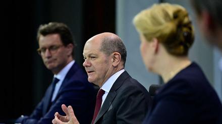 Olaf Scholz (Mitte) zwischen Hendrik Wüst und Franziska Giffey.