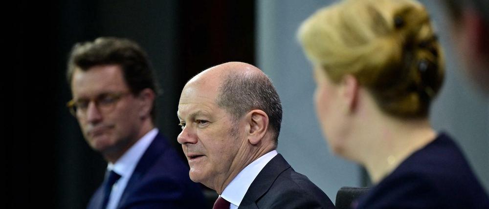 Olaf Scholz (Mitte) zwischen Hendrik Wüst und Franziska Giffey.