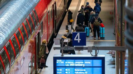 Fahrgäste steigen im Hauptbahnhof in einen Regionalzug der Deutschen Bahn.