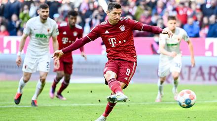 Bayern München siegte am Samstag gegen den FC Augsburg 1:0 (0:0) und stellte den Sieben-Punkte-Abstand auf Rivale Borussia Dortmund wieder her.