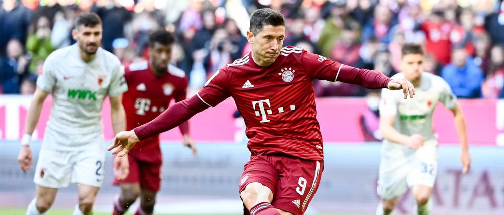 Bayern München siegte am Samstag gegen den FC Augsburg 1:0 (0:0) und stellte den Sieben-Punkte-Abstand auf Rivale Borussia Dortmund wieder her.