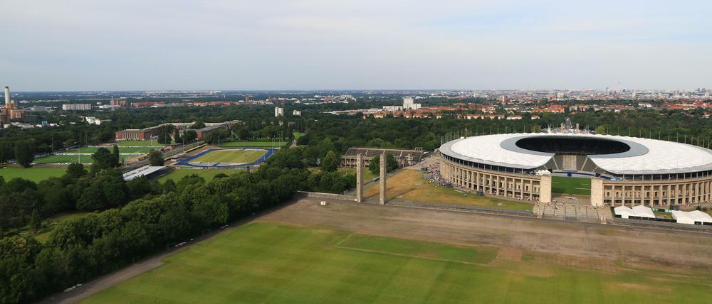Der Blick vom Glockenturm über das Maifeld auf das Gelände vom Olympiapark (links) und das Olympiastadion.