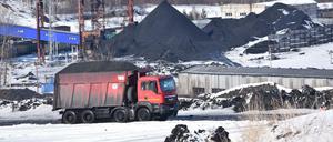 Lastwagen transportieren Kohle bei Nowokusnezk in Sibirien.