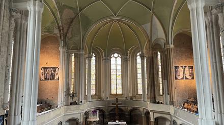 Blick in die Zionskirche, u.a. mit den Porträts von Katharina Sieverding.