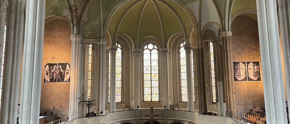 Blick in die Zionskirche, u.a. mit den Porträts von Katharina Sieverding.