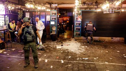 Schüsse in Tel Aviv: Polizei und Retter am Tatort
