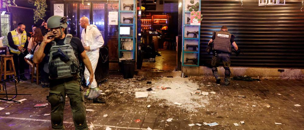 Schüsse in Tel Aviv: Polizei und Retter am Tatort