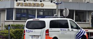 Ein Polizeifahrzeug steht vor der Ferrero-Fabrik. Die belgische Staatsanwaltschaft gegen das Unternehmen.