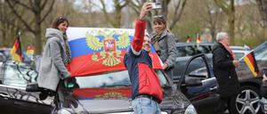 Putins Propaganda verfängt auch in Deutschland, wie sich bei Autokorsos in zahlreichen Städten zeigt.