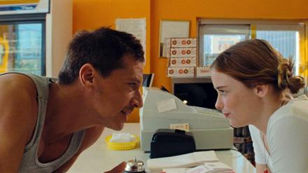 Flirt im Donut-Shop. Mikey (Simon Rex) und Strawberry (Suzanna Son).