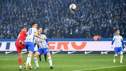 Schau hin. Grischa Prömel (l.) köpft zum 2:1 für Union ein.