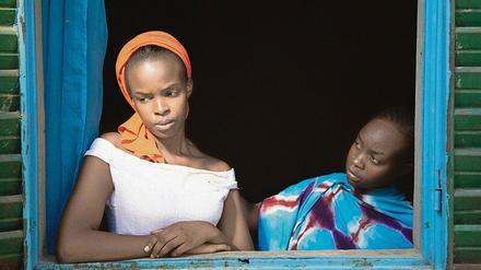 Heilige Bande. Amina (Achouackh Abakar Souleymane, rechts) und ihre Tochter Maria (Rihane Khalil Alio) halten zusammen.