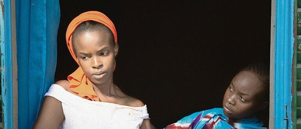 Heilige Bande. Amina (Achouackh Abakar Souleymane, rechts) und ihre Tochter Maria (Rihane Khalil Alio) halten zusammen.