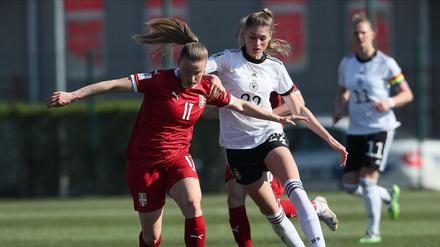 Die deutschen Frauen (im Bild: Jule Brand) hatten gegen Serbien mit Allegra Poljak das Nachsehen.