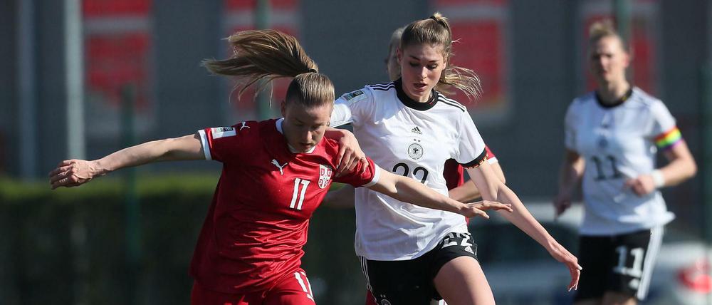 Die deutschen Frauen (im Bild: Jule Brand) hatten gegen Serbien mit Allegra Poljak das Nachsehen.