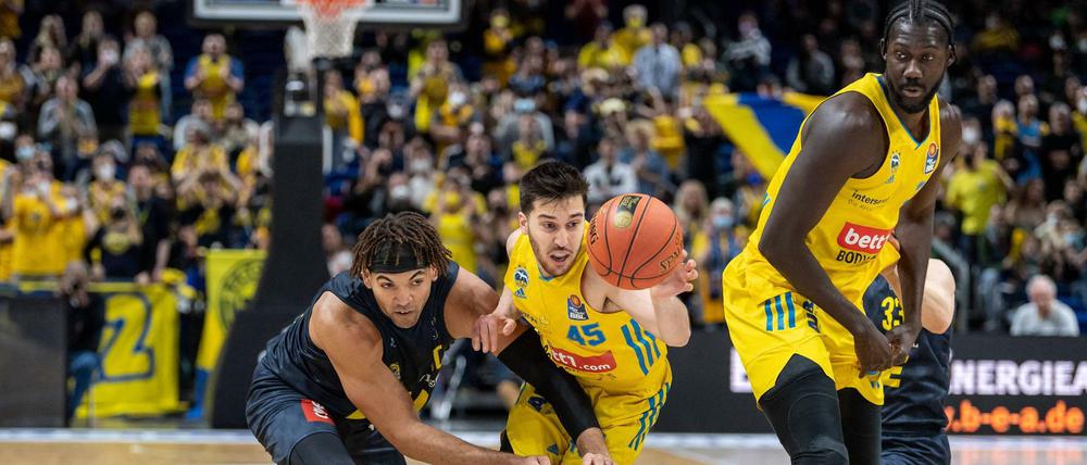 Alba Berlin mit Tamir Blatt am Blatt lieferten sich ein umkämpftes Match mit Oldenburg und Reggie Lynch.