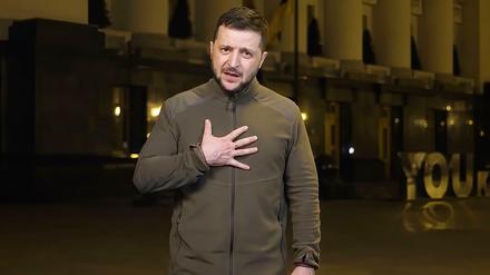 In diesem Bild aus einem Video des Pressebüros des ukrainischen Präsidenten spricht Wolodymyr Selenskyj, Präsident der Ukraine, in Kiew, Ukraine. 