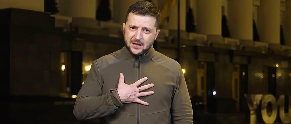 In diesem Bild aus einem Video des Pressebüros des ukrainischen Präsidenten spricht Wolodymyr Selenskyj, Präsident der Ukraine, in Kiew, Ukraine.