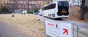 Busse stehen im Ankunftszentrum Reinickendorf. 