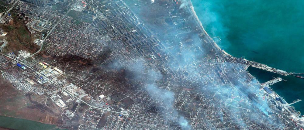 Dieses von Maxar Technologies zur Verfügung gestellte Satellitenfoto zeigt einen Blick auf brennende Hafenanlagen und Gebäude im Westen von Mariupol.
